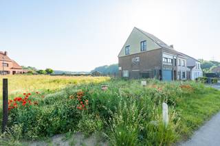 Opzoek naar een bouwgrond voor een HOB (Half Open Bebouwing)?<br /><br />Deze bouwgrond van 355m2 is gelegen op een gunstige locatie met vlotte verbinding tussen Merchtem en Wemmel. Het open zicht achteraan is een fantastische troef voor dit perceel. <br /><br />Contacteer ons voor jouw specifieke droomwensen en bouwvoorschriften.