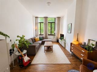 <p><span>Informations sur l'appartement </span></p><p><span>Appartement lumineux de 2 chambres à coucher avec terrasse orientée vers le sud dans un emplacement de choix au Zuid. Cet agréable appartement d'environ 76 m² est situé au premier étage d'un petit immeuble (sans ascenseur) et jouit d'une excellente situation dans la rue animée Volkstraat, à quelques pas du Zuid. Le salon confortable d'environ 15 m² est baigné de lumière naturelle grâce à de grandes fenêtres. La cuisine semi-ouverte adjacente est équipée d'une plaque de cuisson électrique, d'un four, d'une hotte aspirante, d'un lave-vaisselle, d'un réfrigérateur avec congélateur séparé et d'un évier. L'appartement dispose de deux chambres spacieuses d'environ 15,5 m² et 10,5 m² respectivement. Les deux chambres sont situées à l'avant du bâtiment, sont recouvertes de parquet et bénéficient d'une belle hauteur sous plafond. A l'arrière se trouve une terrasse d'environ 3 m² orientée vers le sud. La salle de bains est équipée d'une douche dans une baignoire et d'un lavabo. Il y a également des toilettes séparées pour les invités. Les charges communes mensuelles s'élèvent à 110 et comprennent la consommation des parties communes ainsi qu'une provision pour la consommation d'eau privée. Grâce à sa situation centrale, vous bénéficiez d'un large éventail de cafés, de restaurants et de magasins agréables dans les environs immédiats.</span></p><p><span> </span></p><p><span>Aménagement</span></p><ul><li><span>Hall d'entrée spacieux.</span></li><li><span>Salle de séjour (environ 15,5m²) très lumineuse grâce aux grandes fenêtres et aux hauts plafonds.</span></li><li><span>Cuisine ouverte (environ 15,5m²) avec cuisinière électrique, four, réfrigérateur avec congélateur séparé, évier, lave-vaisselle et hotte aspirante.</span></li><li><span>Terrasse (environ 3m²) à l'arrière du bâtiment.</span></li><li><span>Chambre 1 (env. 10,5m²) sur parquet, à l'avant du bâtiment.</span></li><li><span>Chambre 2 (env. 5,5m²) avec hauts plafonds, à l'avant du bâtiment. </span></li><li><span>Salle de bains carrelée avec douche et lavabo.</span></li><li><span>Toilettes séparées.</span></li></ul><ul><li><span>Branchement pour machine à laver dans la cuisine.</span></li><li><span>Beaucoup de lumière dans tout l'appartement.</span></li><li><span>Hauts plafonds.</span></li></ul><p><span> </span></p><p><span>Informations sur la location :</span></p><ul><li><span>Loyer : 800 EUR/mois + 110 EUR/mois</span></li><li><span>Disponibilité : 01/09/2026.</span></li></ul><ul><li><span>Frais généraux : 110 EUR/mois : consommation des parties communes et provision pour l'utilisation privée de l'eau</span></li><li><span>Consommation : compteur communal pour l'eau, compteur individuel pour l'électricité. Le gaz n'est pas présent.</span></li><li><span>Garantie locative : 3 mois</span></li><li><span>Frais d'emménagement (obligatoire) : 200 EUR hors TVA, à payer par les deux parties</span></li></ul><p><span> </span></p><p><span>Immeuble :</span></p><ul><li><span>Immeuble en bon état composé de 4 étages avec mezzanines. Magasin au rez-de-chaussée et 1 appartement par étage et mezzanine.</span></li><li><span>Pas d'ascenseur disponible.</span></li><li><span>Interphone disponible.</span></li></ul><p><span> </span></p><p><span>Emplacement :</span></p><ul><li><span>Situé dans la célèbre Volkstraat au sud !</span></li><li><span>Cafés et restaurants agréables dans la rue et à proximité.</span></li><li><span>Transports en commun et stations de vélo.</span></li><li><span>MOBISCORE : 9,5/10 !</span></li></ul><p><span> </span></p><p><span>*Les informations contenues dans ce prospectus sont données à titre indicatif : les candidats locataires doivent faire leur propre affaire de l'obtention, de la vérification et de l'interprétation de ces informations.</span></p>