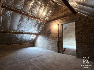 Stevige woning met 3 slaapkamers en garage te koop in Kuurne<br /><br />Bij het binnengaan van de woning komt u terecht in de hall die toegang geeft tot de ruime living met eetplaats. Aansluitend bevindt zich de ingerichte keuken met toegang tot het terras en de tuin. Verder vindt u op het gelijkvloers nog een afzonderlijk toilet, een ruime garage en een keldertje.<br /><br />Op de eerste verdieping zijn er drie slaapkamers en een badkamer uitgerust met een bad, lavabo en toilet. Een echte extra troef van deze woning is de zeer ruime zolder, op vandaag te betreden via een luik. Gezien de grootte en hoogte van de zolder bestaat de mogelijkheid om mits de nodige aanpassingswerken hier bijkomende slaapkamer(s)/hobbykamer te maken. <br /><br />Pluspunten: <br />+ 173 m² bewoonbare oppervlakte volgens EPC<br />+ betonstructuur<br />+ grote zolder met mogelijkheden<br />+ woning met groot potentieel