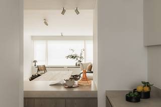 <strong>Exclusief gerenoveerd appartement met frontaal zicht op het Citadelpark</strong><br /><br />Op een absolute toplocatie, met frontaal zicht op de kruinen van de bomen en op wandelafstand van Gent-Sint-Pieters, bevindt zich dit stijlvol gerenoveerde appartement (5de verdieping) met een bruto vloeroppervlakte van ca. 100 m² (excl. terras).<br /><br />De renovatie werd gerealiseerd door RAC Projects, gekend voor hun tijdloze architectuur en verfijnde afwerking. Doordachte materiaalkeuzes en zachte, harmonieuze tinten creëren een stijlvol interieur. Het resultaat is een elegant appartement met een gunstig EPC-label B.<br /><br />De lichtrijke leefruimte met open keuken geniet van een frontaal uitzicht op het park, wat zorgt voor een uitzonderlijk gevoel van rust en ruimte. Verder beschikt het appartement over drie slaapkamers, twee badkamers en een aangenaam terras over de volledige breedte van de achterzijde. Een extra troef is de mogelijkheid tot het aankopen van een staanplaats gelegen onderaan het gebouw.<br /><br /><strong>Kortom, een uniek appartement met parkzicht op een van de meest gegeerde locaties van Gent.</strong>