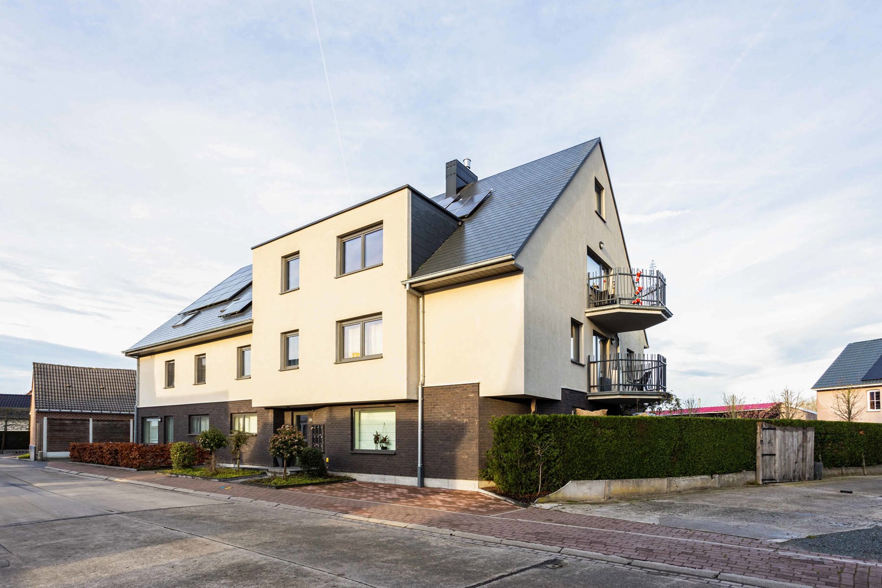 Modern gelijkvloers appartement met tuin en terras. - foto 2