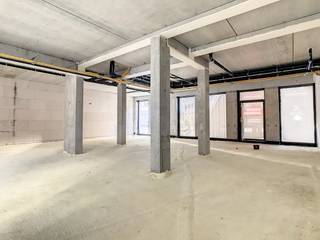 Nieuwbouw casco handelsruimte van ca. 154 m² te koop in het nieuwbouwproject D'Oude Vesting.In centrum Kortrijk, om de hoek van de Grote Markt en op wandelafstand van het station, staat een bijzonder woonproject: D’Oude Vesting. Deze verborgen parel, slim ingeplant in het historische centrum, werd gebouwd op de plaats van het vroegere politiekantoor, aan de Jan Persijnstraat en de Oude Vestingstraat. Het nieuwbouwproject bestaat uit 18 appartementen en 3 handelsruimtes, waarvan nog 1 handelsruimte van ca. 154 m² te koop is. Elk volume verschilt in hoogte, diepte en identiteit. Zo zijn er twee geveltypes. Het eerste is gebaseerd op de typische, verticale stadsgevels uit de buurt. Het tweede is horizontaler opgebouwd. Het witte beton en lichtgrijze metselwerk contrasteren daarbij telkens mooi met de bronskleurige afwerking en het schrijnwerk in dezelfde tint. Kortrijk is een echte fiets- en wandelstad. D’Oude Vesting heeft daarom een overdekte stalling voor 40 fietsen en een ondergrondse parking die plaats biedt aan 21 auto’s. Enkele troeven:- groendaken- uitstekende bereikbaarheid- in centrum KortrijkMogelijkheid tot bijkopen van een parkeerplaats.Bent u op zoek naar bedrijfsvastgoed bestaande uit een handelspand of kantoor te koop in Kortrijk? Contacteer ons voor meer informatie of een bezoek ter plaatse.