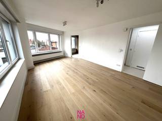 Volledig gerenoveerd, zeer lichtrijk en ruim hoekappartement met 2 slaapkamers en een mooi zicht op het hinterland gelegen op de tweede verdieping van een kleinschalige residentie en dit vlakbij DUINENWATER en het bruisende centrum van Knokke-Heist. Dit gezellig appartement werd recent volledig gerenoveerd alsook de gevel ( extra isolatie ) en de gemeenschappelijke delen en omvat een inkomhal, mooie lichtrijke living, volledig geïnstalleerde keuken voorzien van alle nodige toestellen, berging, 2 volwaardige slaapkamers en een gerenoveerde moderne badkamer met inloopdouche en toilet. Mogelijkheid tot aankoop van een autostaanplaats in het gebouw. Nieuw geactualiseerd EPC in opmaak.