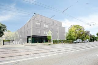Bent u op zoek naar het ideale commerciële pand of een slimme vastgoedinvestering in Brussel? Ontdek dit prachtig, bijna-nieuwbouw kantoor (2021) gelegen op het gelijkvloers aan de Stallestraat 26 in Ukkel. Dankzij de ligging op de begane grond geniet dit pand van een uitstekende zichtbaarheid voor uw onderneming.<br /><br />Het gebouw is voorzien van de modernste technieken, waaronder super performante isolatie, hightech ramen en een geavanceerd ventilatiesysteem. Dit garandeert niet alleen een aangename werkomgeving, maar ook een zeer laag energieverbruik.<br /><br />Indeling en voorzieningen:<br />- Oppervlakte: 51 m²<br />- Toegang: Twee ingangen (zowel via de binnenkant als de buitenkant van het gebouw) die leiden naar een ruime en uitnodigende inkomhal.<br />- Ruimtes: Een afgesloten, lichte kantoorruimte en een aparte berging.<br />- Sanitair: Een apart toilet, volledig aangepast voor personen met beperkte mobiliteit (PMR).<br />- Extra's inbegrepen: Een privatieve kelder en een ondergrondse autostaanplaats.<br /><br />Buitenruimte: Toegang tot een gezellig en groen gemeenschappelijk park, exclusief voor de bewoners en gebruikers van het project.<br /><br />Ideale bereikbaarheid en locatie:<br />Dit kantoor fungeert als de perfecte toegangspoort tot Brussel. Het biedt een directe verbinding met de Brusselse Ring en is uitstekend bereikbaar met het openbaar vervoer (diverse trams en bussen voor de deur). U bevindt zich op een steenworp afstand van het levendige centrum van Ukkel, het Voorplein (Parvis Saint-Pierre) en het administratief centrum.<br /><br />Financiële troeven:<br />-Voorheen verhuurd voor € 990 / maand (uitstekend huurrendement!).<br />-Lage gemeenschappelijke kosten: € 143 / maand.<br />-Parking: 30.000€<br /><br />Interesse? Neem vandaag nog contact op voor een bezichtiging:<br />Vaïk Géczy<br />+32 472 18 71 95<br />vaik.geczy@dewaele.com