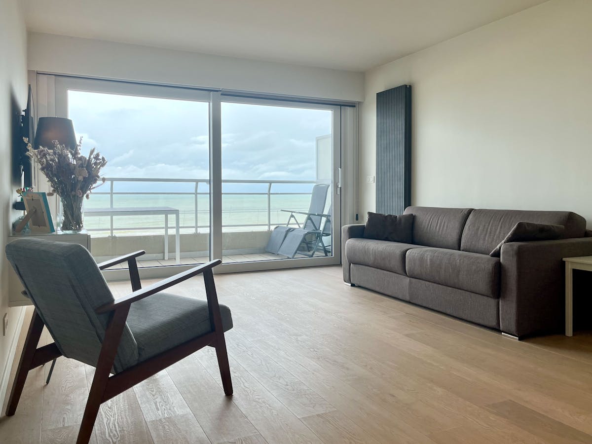 Renovated 1 bedroom apartment with frontal sea view! - photo 1