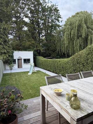 Huis te koop in Schoten - €474.000 - 4 Slaapkamers - 171 m²<br /><br />Volledig gerenoveerde woning met 4 slaapkamers waarvan momenteel 1 bureau; 2 badkamers en leuke tuin.<br /><br />Ligging: Deze charmante, volledig gerenoveerde woning is gelegen in een rustige buurt vlakbij het centrum van Schoten, scholen, winkels, een park en openbaar vervoer.<br /><br />Beschrijving: Je betreedt de woning via de inkomhal met meteen links de bureau en wasruimte/berging, verder het gastentoilet en toegang tot de kelder, waarna je binnenkomt in de volledig ingerichte, ruime open leefkeuken. Aansluitend bevindt zich de mooie open leefruimte. Grote raampartijen in combinatie met een lichtkoepel brengen veel licht binnen en bieden een prachtig zicht op de mooie groene onderhoudsvriendelijke tuin.<br />Op de eerste verdieping vind u het 2de toilet, een grote slaapkamer met ensuite dressing. Aansluitend bevindt u zich in de zeer ruime, gezellige badkamer met dubbele lavabo, ligbad en douche. Ook hier weer grote raampartijen met veel lichtinval en verluchting. Op de 2de verdieping bevinden zich nog 2 slaapkamers en een 2de badkamer met lavabo en douche. Verder is er nog een kleine zolderruimte met voldoende plaats voor opslag.<br /><br /><br />Bijzonderheden:<br />+ Volledig gerenoveerd en instapklaar.<br />+ Mooie tuin<br />+ Kelder<br />+ Zolder<br />+ Top locatie<br /><br />KIJKDAGEN: vrijdag 26/06 en zondag 28/06.<br />ENKEL OP AFSPRAAK<br /><br />Interesse? Contacteer ons en plan uw bezichtiging in.<br /><br />dielsmatthias@gmail.com<br />0483/19 55 34