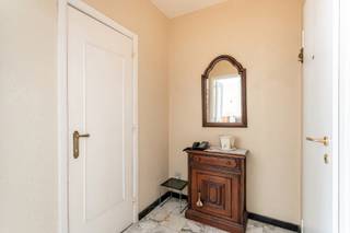 <p>Appartement situé au 6ᵉ étage, avec une superficie habitable de 73 m² (selon le PEB) , bénéficiant d’une excellente situation !</p>
<p>La disposition comprend un hall d’entrée, un séjour et salle à manger, une cuisine équipée, 2 chambres, un WC séparé ainsi qu’une salle de bains avec baignoire et lavabo.</p>
<p>En outre, l’appartement dispose d’une cave et d’un parking commun devant l’immeuble. L’appartement est accessible par ascenseur et équipé d’un parlophone.</p>
<p>L’appartement a été construit en 1973 et est entièrement doté de double vitrage (châssis en bois) ainsi que d’un beau parquet de qualité dans l’espace de vie. PEB : label D. Chauffage central au gaz naturel. Installation électrique non conforme.</p>
<p>Très bonne situation, à proximité de l'autoroute, le transport en commun, des écoles et de l’UZ Bruxelles.<br /><br /><strong>POUR UNE VISITE - SABINE DE RIDDER 0479/82 47 92 ou sabine@domusvastgoed.be</strong></p>