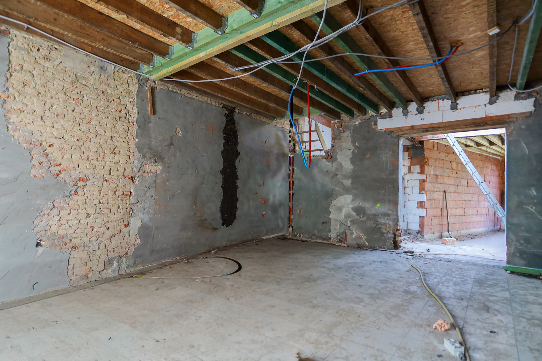 Ruime, af te werken woning met veel potentieel - foto 4
