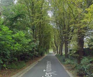 Residentieel gelegen en zuidwest georiënteerde bouwgrond geschikt voor open bebouwing met een totale oppervlakte van 896 m².Gunstig gelegen vlakbij...