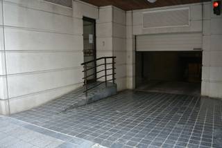 Centraal gelegen autostaanplaats in een recent gebouw, gelegen in een zijstraat van de Kerkstraat/winkelstraat. Inrit via de Steenstraat...