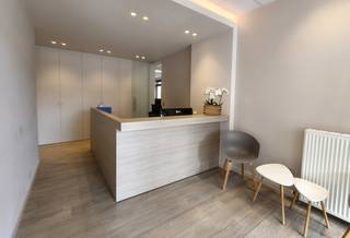 Modern en instapklaar kantoor (264 m²) in het centrum van Borgloon – inclusief 9 parkeerplaatsen.<br /><br />Dit hoogwaardig afgewerkte kantoor ligt op een toplocatie in het hart van Borgloon en biedt alle comfort voor een groot team. <br /><br />INDELING: inkom/balie, een aparte vergaderzaal, een groot landschapskantoor en 2 aparte kantoren met glazen wanden. Ingerichte keuken, 2 toiletruimtes en een handige opslagplaats. <br />Achter het gebouw zijn er maar liefst 9 parkeerplaatsen met de mogelijkheid tot elektrisch laden. <br /><br />Volledig uitgerust met airco en tal van strakke inbouwkasten.<br />Alles is modern, licht en 100% instapklaar!<br /><br />De huurprijs bedraagt 2.900 euro per maand.