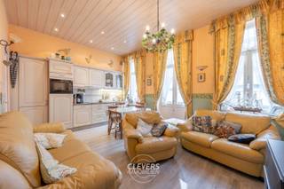 In een kleine residentie, zonder lift, gelegen op een zucht van de zeedijk van Blankenberge, ligt dit keurig onderhouden 2 slaapkamer appartement...