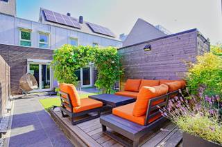 Ontdek deze recente en instapklare woning waar comfort, ruimte en praktische indeling perfect samenkomen. Via de inkomhal betreedt u de woning en komt u terecht in de open keuken, die volledig is uitgerust met alle nodige toestellen. Aansluitend bevindt zich de lichtrijke leefruimte met een aangenaam zicht op de tuin, waardoor binnen en buiten mooi in elkaar overvloeien.<br />De tuin vormt een plek om te ontspannen en beschikt over een gezellige zithoek. Er bevindt zich bovendien een praktisch tuinhuis waar u al uw tuinmateriaal, fietsen en andere spullen kunt opbergen. De aanwezigheid van een achteruitgang zorgt voor extra gebruiksgemak.<br />Op de eerste verdieping vindt u drie ruime slaapkamers en een comfortabele badkamer met voldoende plaats voor het hele gezin. Via een vaste trap bereikt u de volledig afgewerkte zolderverdieping, een bijzonder ruime extra ruimte die perfect kan dienen als hobbykamer, bureau, speelruimte of extra slaapkamer.<br />Ook aan praktisch comfort werd gedacht: alle ramen zijn voorzien van rolluiken en er is een regenwaterput van 5.000 liter aanwezig. Vooraan de woning beschikt u over een ruime oprit met plaats voor twee wagens.<br />Referentie: 5692