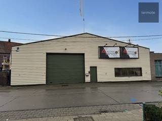 Tot in de puntjes gerenoveerde woning met magazijn op goede, commerciële ligging.Ontdek deze volledig gerenoveerde woning met aansluitend ruim...