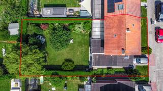 <strong>Goed onderhouden 3-gevel woning, ideaal gelegen in een rustige wijk op wandelafstand van het centrum van Sterrebeek</strong>.<br />Gelijkvloers: Inkomhal, WC, badkamer voorzien van dubbele lavabo in meubel en douche, living, ruime keuken met ontbijthoek, veranda met toegang naar de mooie verzorgde tuin (zuidwesten).<br />Garage voor 1 wagen en berging. Voor de garage is er ook nog een autostaanplaats aanwezig.<br />Eerste verdieping: 4 slaapkamers. <br />Zolderverdieping: Ruime opbergzolder.<br />Kelderverdieping: Voorraadkelder.<br />Extra info: Isolatie spouwmuren in 2014.