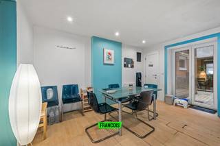 In de Brabantstraat bevindt zich dit interessant appartement op een bijzonder gunstige ligging, vlakbij winkels, openbaar vervoer en op wandelafstand van de zee. Dankzij de centrale ligging geniet u hier van alle dagelijkse voorzieningen binnen handbereik, terwijl u toch aangenaam woont nabij het bruisende stadsleven van Oostende.<br /><br />Het appartement is gelegen in een sous-sol verdieping en beschikt over een ruime leefruimte met eetplaats. De raampartijen zijn voorzien van hoogrendementsglas en zorgen voor een aangename lichtinval en extra wooncomfort. Aansluitend bevindt zich de open keuken, praktisch ingericht en geïntegreerd in de leefruimte, wat zorgt voor een open en gezellig geheel.<br /><br />Verder beschikt het appartement over één volwaardige slaapkamer en een badkamer uitgerust met douche en lavabo.<br /><br />De uitstekende ligging maakt dit pand bijzonder interessant als vaste woonst, tweede verblijf aan zee of investering met verhuurmogelijkheden. Winkels, horeca, openbaar vervoer en ontspanning bevinden zich allemaal op korte afstand.<br /><br />Achteraan het appartement is er bovendien een gezellige koer aanwezig, wat een aangename buitenruimte biedt en extra leefcomfort toevoegt in een stedelijke omgeving.<br /><br />