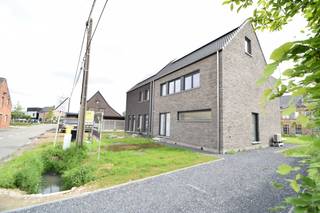 BEN-nieuwbouwwoning met 3 slaapkamers op een perceel van 389m². 

ENERGIENEUTRALE half open woning met 3 slaapkamers (mogelijkheid tot 4) in de dorpskern van Larum.

De woning wordt volledig afgewerkt, behoudens de keuken, hiervoor is een budget van € 15.000,- excl. btw voorzien en de koper heeft inspraak in de afwerking van de keuken.. 

De woning bestaat uit een inkomhal, met apart gastentoilet, die uitgeeft op een mooie leefruimte met veel lichtinval bestaande uit een zithoek en een open keuken met eethoek met zicht op de tuin achteraan, aanpalend aan de keuken is er een grote bergruimte.

Boven is er een nachthal die uitgeeft op de 3 slaapkamer, toilet en de badkamer met grote inloopdouche, ligbad en dubbel lavabomeubel.

In de nachthal is er een open trap geplaatst naar de zolderverdieping, mits meerprijs kan dit verdiep volledig afgewerkt worden tot 4de slaapkamer, bureau- of hobbyruimte, … .

De woning is rustig gelegen in de dorpskern van Larum met een goede verbinding naar de ring om Geel en de E313 (Antwerpen-Luik).

De woning is ook reeds geschilderd, instapklaar tegen datum verlijden akte.

Troeven: 
•Ruime nieuwbouw met erg veel lichtinval
•Zeer energiezuinig: E-Peil van circa 0
•Tot 4 ruime slaapkamers
•Afgewerkt met kwalitatieve materialen 
•Modernste technieken: warmtepomp, zonnepanelen, ventilatie, … 
•Zonnepanelen 5530 WP

Prijs woning woonklaar inclusief grondaandeel € 475.114,- excl. kosten. 
Het grondaandeel (€ 140.000,-) wordt verkocht onder 12% registratierechten en de constructie onder 21% BTW exclusief aankoopkosten.

Voor bijkomende informatie, plannen, lastenboek, prijsoverzicht met alle kosten of een plaatsbezoek, tel 0496 51 10 10 of info@vastgoedpicavet.be
