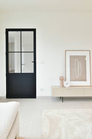 Hectaar bouwt drie landelijke en energiezuinige nieuwbouwwoningen, centraal gelegen met uniek landelijk zicht in Waarschoot (Lievegem). Hier geniet u van de rust en charme van een landelijke omgeving, terwijl u toch vlot toegang hebt tot openbaar vervoer, scholen en winkels.<br />Deze woningen bieden niet alleen ruimte en comfort, maar ook de unieke mogelijkheid om de afwerking volledig zelf te kiezen in samenspraak met onze partnerleveranciers. Zo creëert u een thuis die volledig aansluit bij uw smaak en wensen.<br /><br /><strong>Indeling van de woning: </strong><br />Gelijkvloers: inkomhal met gastentoilet, lichtrijke leefruimte met open keuken en ruime berging. <br />Eerste verdiep: nachthal met apart toilet, 3 volwaardige slaapkamers (11,31m² - 16,03m² - 9,52m²), badkamer met ligbad, inloopdouche en dubbel lavabomeubel.<br />Zolder: toegankelijk met uitklapbare trap, grote bergruimte. <br /><br /><strong>Extra troeven: </strong>
<ul>
<li>Unieke locatie;</li>
<li>Lucht-water warmtepomp; </li>
<li>Mogelijkheid tot plaatsen carport; </li>
<li>Zonnige tuin met landelijk zicht; </li>
<li>Afwerking op maat, te kiezen bij onze partnerleveranciers. </li>
</ul>
Interesse in deze prachtige woningen te Waarschoot?<br />Neem contact met ons op voor meer informatie of plan een afspraak in op ons kantoor te Roeselare.<br />