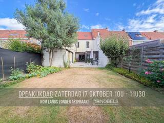 <span><span><strong>🏠 Ontdek je nieuwe thuis tijdens het weekend van de OPENKIJKDAGEN!<br />📅 Zaterdag 17 oktober⏰ 10u - 11u30<br />📌 Vrij toegankelijk – GEEN afspraak nodig<br />📞 Wil je eerder al een kijkje nemen? Bel ons op ☎️ 055 30 92 90</strong></span></span><br /><br />Ruime GEZINSWONING met 5 SLAAPKAMERS, INPANDIGE GARAGE en STADSTUIN, uitstekend gelegen in het CENTRUM VAN WAREGEM. Dankzij de CENTRALE LIGGING bevinden winkels, scholen, openbaar vervoer en dagelijkse voorzieningen zich op WANDELAFSTAND. Met een WOONVOLUME VAN CA. 218 M² biedt deze woning bijzonder veel ruimte en mogelijkheden. De inkom leidt naar de RUIME WOONKAMER, met aansluitend de ingerichte keuken, badkamer en inpandige garage. Op de eerste verdieping bevinden zich 5 VOLWAARDIGE SLAAPKAMERS. Via een VASTE TRAP bereikt u de RUIME ZOLDERVERDIEPING, momenteel opgedeeld in 2 ruimtes en ideaal als extra kamer, bureau of hobbyruimte. Buiten geniet u van een GEZELLIGE STADSTUIN met RUIM TERRAS en praktische buitenberging. Mits MODERNISERING vormt deze eigendom een ideale basis voor wie op zoek is naar VEEL RUIMTE, een CENTRALE LIGGING en TAL VAN MOGELIJKHEDEN.<br /><br />Adres: Muizelstraat 57 te Waregem<br /><br />EPC: 435kWh/m²; G-score en P-score A; Renovatieplicht van toepassing; Bestuursmaatregelen in het maatregelenregister: Neen; Beschikbaar bij akte
