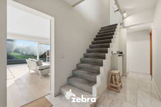 Deze ruime woning met drie slaapkamers, een grote tuin en tal van mogelijkheden voor thuiswerk of het ontvangen van cliënten is gelegen op...