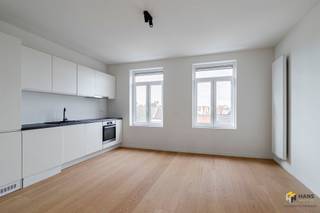 <p><span> </span></p><p><span>Located on the Boomsesteenweg you live here in an extremely strategic location, ideal for those who travel daily by car. Commuters are also in the right place: bus, streetcar and train connections are within easy reach. Moreover, you can reach the shopping centers of Hoboken and Wilrijk in no time at all, which ensures extra practical comfort in daily life.</span></p><p><span> </span></p><p><span>The apartment is located on the top floor of a small building consisting of 4 apartments. The roof is conformably insulated and there are separate meters for gas, water and electricity. In 2020 the apartment was completely renovated with attention to detail. It has been neatly maintained since then, allowing you to move in without any additional works or worries. The electricity is compliant and the windows have double PVC glazing.</span></p><p><span> </span></p><p><span>You enter the apartment directly into the bright living space with open kitchen (21 m²). The kitchen is fully equipped with cooker, cooker hood, built-in oven, dishwasher, fridge and freezer. Everything you need for comfortable daily use. There is also space to place a washing machine. The parquet floor provides a warm feel and flows seamlessly into the adjoining bedroom (15 m²). At the back is the bathroom (4 m²), furnished with a shower stall, sink unit, toilet and towel dryer.</span></p><p><span> </span></p><p><span>Are you looking for an affordable apartment or an interesting investment? Do not miss this opportunity! Living area 42 m² ref: gross floor pop. EPC. For more info or a free estimate visit </span><span><span>www.hansimmo.be</span></span></p><p><span> </span></p>