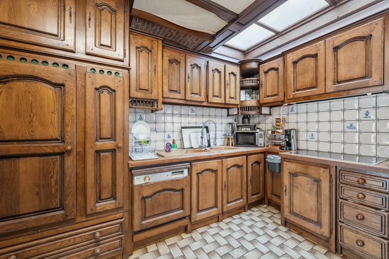 Hooglede-centrum. Stevig gebouwde woning met 3 slaapkamers op een perceel van 241 m2. Vaste huuropbrengst.  Woning rechts. - foto 5