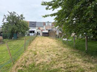Deze functionele woning werd in 2016 vernieuwd en is momenteel vrij van huurder. Hoewel enkele elementen een kleine opfrissing kunnen gebruiken, verkeert het pand algemeen in goede staat.<br /><br />Op het gelijkvloers bevindt zich een ruime leefruimte met een recente (open) keuken die uitkijkt op een grote zuidgerichte tuin. Daarnaast beschikt de woning over een vernieuwde badkamer met ligbad én een splinternieuwe douche. Vooraan is er een extra kamer die perfect kan dienen als bureau, hobbyruimte of slaapkamer.<br /><br />Op de eerste verdieping bevinden zich twee grote slaapkamers, aangevuld met een ingerichte zolderkamer op de tweede verdieping.<br /><br />Verder beschikt de woning over twee kleine aanpalende bijgebouwen die ideaal zijn als opslagruimte of voor diverse andere doeleinden.<br /><br />Het EPC heeft momenteel label D. Deze score werd echter nooit geactualiseerd na de uitgevoerde werken, waardoor een nieuwe keuring mogelijk een gunstiger resultaat kan opleveren.<br /><br />Indien u meer inlichtingen of een bezoek wenst kan u bellen naar SAVE INVEST 09 230 30 71 of mailen naar office@save-invest.be