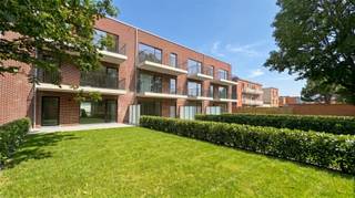 <p>Appartement moderne de deux chambres au rez-de-chaussée d'un projet de construction neuve dont l'achèvement est prévu pour la fin juin. Les locations peuvent commencer à partir du 1er juillet 2026. Cet appartement spacieux et économe en énergie offre un espace de vie agréable avec de grandes fenêtres et un accès à une terrasse de 10 m². La cuisine ouverte est entièrement équipée et comprend un îlot de cuisson, une plaque électrique, un four combiné, un réfrigérateur encastré et un lave-vaisselle. À côté se trouve un espace de rangement pratique pouvant accueillir un lave-linge et un sèche-linge. La salle de bains est équipée d'un double lavabo et d'une confortable douche à l'italienne. Il y a également des toilettes séparées pour les invités. L'appartement est doté d'un sol en carreaux de céramique gris nécessitant peu d'entretien, d'un chauffage par pompe à chaleur et d'un chauffage par le sol pour un confort thermique homogène et efficace dans toutes les pièces. L'immeuble est équipé d'un ascenseur et dispose d'un grand local à vélos au rez-de-chaussée. Une place de parking souterraine peut être louée pour un supplément de 85 € par mois et est accessible par un ascenseur. Cet appartement de haute qualité combine un confort de vie contemporain avec des équipements modernes et est idéal pour ceux qui recherchent un mode de vie durable et élégant dans un projet de construction récente.</p>