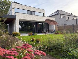 Prachtige moderne, uiterst energiezuinige nieuwbouwvilla (2024), perfect afgewerkt met hoogwaardige materialen, op een toplocatie. Op wandelafstand van het dorpscentrum en rustig gelegen met een weids zicht over de achtergelegen weilanden.<br /><br />Deze futureproof villa biedt hedendaagse architectuur met een lichte gevelsteen en donker aluminium, energiezuinig wonen en comfort.<br /><br />De villa werd ontworpen en gebouwd met veel aandacht en zorg voor materiaalkeuzes en lichtinval. Ze kent een unieke en gebruiksvriendelijke indeling en geeft bij het binnenkomen onmiddellijk een thuis-gevoel.<br /><br />Via de inkomhal met vestiaire en gastentoilet komen we in de open leefruimte (op een schitterende parketvloer) met aansluitend de volledig uitgeruste praktische keuken (ca. 57m²) met een oven, een combi-magnetron, inductievuur met ingebouwde afzuiging, vaatwasser en koelkast. Langs het schuifraam bereiken we het terras en de tuin. Verder is er ook nog een handige bureauruimte aan de voorzijde. (ca. 8m²)<br /><br />Op de 1ste verdieping geeft de nachthal toegang tot 3 volwaardige slaapkamers (ca. 17, 13 en 9m²), een technische ruimte/wasplaats en de ruime, stijlvol ingerichte badkamer met douche, dubbel wastafelmeubel en apart toilet.<br /><br />De verzorgde tuin, met een mooi zicht over de achtergelegen weilanden, is voorzien van een deels overdekt terras, een ruime tuinberging, een carport en oprit & tuinpaden in mooie kleiklinkers.<br /><br />Troeven:<br />- Zeer energiezuinig: E-peil -16, label A+<br />- 14 zonnepanelen van 450 Wp = 6.300 Wp<br />- Geothermische warmtepomp met boring van 112 m diep, vloerverwarming en passieve natuurlijke vloerkoeling (Itho Daalderop)<br />- Ventilatie type D (Vasco)<br />- Hoogwaardige HR+beglazing met zonwerend glas aan de zuidwest kant<br />- 2 regenwaterputten van 10.000 L <br />- Kruipruimte<br />- Uitgebreide elektrische installatie<br />- De woning wordt verkocht onder registratierechten (2% onder voorwaarden en dus geen 21% BTW) <br />- Tot 2031 volledig vrijgesteld van onroerende voorheffing!
