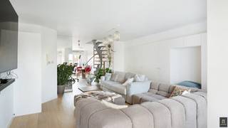 Gelegen op het beste deel in de Lippenslaan bevindt zich dit aangename duplex-appartement met een vlotte en functionele indeling en...