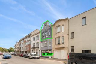 In de Koniniginlaan 5, een rustige éénrichtingsstraat pal in het centrum van Blankenberge, bevindt zich deze volledig gerenoveerde duplex op de bovenste twee verdiepingen van een kleinschalig gebouw met slechts drie appartementen. Hier woon je op wandelafstand van het openbaar vervoer, winkels, het handelscentrum én de zeedijk, en toch geniet je van rust en privacy.<br /><br />Deze instapklare duplex werd grondig aangepakt: niet alleen het interieur werd vernieuwd, ook de gevel werd geïsoleerd en vernieuwd. Je bereikt het appartement via de centrale traphal.<br /><br />Bij het betreden van de tweede verdieping valt meteen de moderne afwerking op. De nieuwe, volledig uitgeruste keuken en de overvloed aan natuurlijk licht maken van de leefruimte een gezellige en aangename plek. Verder vinden we op dit niveau een apart gastentoilet, een praktische berging en een eerste slaapkamer met eigen douchefaciliteit.<br /><br />Op de bovenverdieping bevindt zich de tweede slaapkamer, die eveneens ruim en licht is.<br /><br />Extra troef: mogelijkheid tot aankoop van een garagebox in de Steenstraat, perfect om zorgeloos te parkeren in het centrum. <br /><br />Mis uw kans niet en plan uw bezoek alvast in!<br /><br />