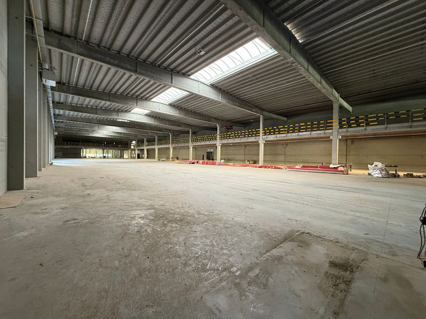 Uitstekend gelegen multifunctioneel bedrijfsgebouw met visibiliteit op E17 - foto 3
