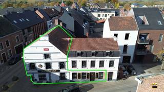 <p><span>Herberg Den Abeel ligt pal in het centrum van Borgloon en heeft een <br />verder af te werken appartement boven de zaak!<br />*GEEN RENOVATIEPLICHT EPC C</span><span><br /><br />Deze gezellige horecazaak ligt midden in het centrum van Borgloon en is uitgerust <br />met een gezellige kroeg en heeft ook een ruime keuken voor de bediening van het<br />restaurant.<br /><br />De gasmeter en de watermeter zijn reeds digitaal. Er is een ontkalker aanwezig.<br /><br />Naar indeling onderscheiden we voor </span><span>de handelszaak</span><span> :<br />inkomhal, verbruikszaal 1, damestoiletten, herentoiletten, verbruikszaal 2, verbruikszaal 3,<br />keuken, kelder van 52,73 m²<br /></span><span><br />Casco appartement</span><span> boven de zaak met veel lichtinval door zijn hoekligging. <br /></span><span>1e verdieping:</span><span> inkomhal :12 m² en salon 36,52 m² ,verder een eetkamer met open keuken <br />van 30 m². </span><span><br />2e verdieping:</span><span> polyvalente ruimte op te splitsen in 3 slaapkamers van 14 m² (totale opp 42 m²), <br />Een kamer van 7.16 m² die kan worden ingericht als badkamer.</span><span><br /><br />Wenst U meer informatie over dit handelspand met casco appartment of een bezichtiging?<br />Contacteer ons via 012 26 22 05 of info@hetimmohuis.be.</span><span> </span></p>