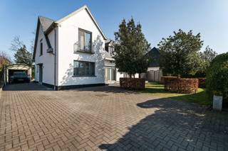 Karaktervolle, op te frissen open bebouwing met 4 slaapkamers op perceel van 726 m² centraal gelegen op wandelafstand van centrum Ranst en het bos...