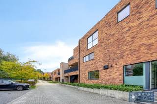 Square Estate vous présente ce superbe appartement duplex situé dans une copropriété récente. L'appartement se compose comme suit: un hall d'entrée...