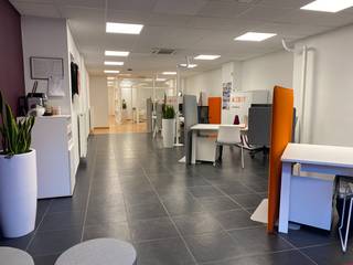 Groot winkelpand te huur op topligging in Eeklo.De kantoorruimte is ruim en mooi afgewerkt. Voorzien van centrale verwarming op gas en een...