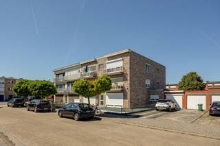 <p>Dit instapklare appartement in de Lode Zielenslaan 5 bus 5 beschikt over twee slaapkamers en twee terrassen, één aan de voorzijde en één aan de achterzijde.<br /><br />De ligging in Reet is centraal en praktisch. Winkels, scholen en openbaar vervoer bevinden zich in de buurt. Ook de A12 en E19 zijn vlot bereikbaar, waardoor je snel richting Antwerpen, Mechelen of Brussel rijdt.<br /><br />De indeling bestaat uit een inkomhal, een leefruimte, terras vooraan, keuken, badkamer, twee slaapkamers en een terras achteraan.<br /><br />Enkele troeven op een rij:<br />- Geen renovatieplicht<br />- Elektriciteit conform<br />- EPC B<br />- Dak aangepakt en geïsoleerd<br />- Recente gascondensatieketel<br />- Lage gemeenschappelijke kosten<br /><br />Graag een bezoek ingepland?<br />Contacteer ons via 0492 83 88 19 of jarno@groepvanhaute.be</p>