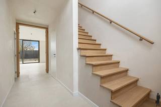 Deze hedendaagse nieuwbouwwoning combineert <strong>moderne architectuur </strong>met een praktische en doordachte indeling. Dankzij de grote raampartijen en de open leefruimtes geniet de woning van veel natuurlijke lichtinval en een aangenaam ruimtegevoel. De woning werd ontworpen met oog voor comfort, <strong>energiezuinigheid</strong> en <strong>kwalitatieve materialen</strong>, waardoor ze perfect aansluit bij hedendaags wooncomfort.<br /><br />
<p><strong>Gelijkvloers<br /></strong>- Indrukwekkende inkomhal met dubbele <strong>hoogte van ca. 5,7 m</strong> en grote raampartij<br />- Massieve eiken trap <br />- Sas met <strong>gastentoilet</strong> en technische ruimte/berging<br />- Toegang tot de geïntegreerde<strong> garage</strong><br />- Lichtrijke woonkamer van ca. 30 m² met veel raampartijen <br />- Schuifraam met toegang tot het achterliggende terras<br />- Patio aan de zijkant waar genoten kan worden van de avondzon<br />- Open keuken met eetplaats van ca. 24 m² en eveneens een schuifraam naar het terras<br />- Plafondhoogte van ca. 2,8 m op het volledige gelijkvloers, met ramen uitgewerkt tot dezelfde hoogte voor extra ruimte- en lichtgevoel</p>
<p><strong>1e verdieping<br /></strong>- Nachthal <br />- 3 ruime slaapkamers (24, 20 en 18 m²) <br />- Masterbedroom met eigen inloopdouche <br />- Centrale badkamer afgewerkt met <strong>natuursteen,</strong> voorzien van inloopdouche, vrijstaand bad en dubbele lavabo<br />- Apart toilet</p>
<p><strong>Tuin en buitenruimte</strong></p>
<p>- Terras aansluitend aan de leefruimte en keuken<br />- Ommuurde patio tuin die zorgt voor extra privacy <br /><br /><b>Troeven<br /></b>- <strong>Kwalitatieve </strong>materialen: aluminium buitenschrijnwerk, natuursteen en massieve eik<br />- Vloerverwarming in combinatie met <strong>warmtepomp</strong><br />- Zonnepanelen <br />- Terrassen, tuinafsluiting en grondwerken reeds uitgevoerd<br />- Zeer energiezuinige woning<br />- <strong>Mogelijkheid tot aankoop aan 6% btw </strong><br />- Keuken nog vrij te kiezen en te plaatsen naar eigen smaak<br /><br />Een stijlvolle en energiezuinige nieuwbouwwoning waar ruimte, licht en comfort centraal staan. Contacteer ons voor meer informatie of een bezichtiging.</p>