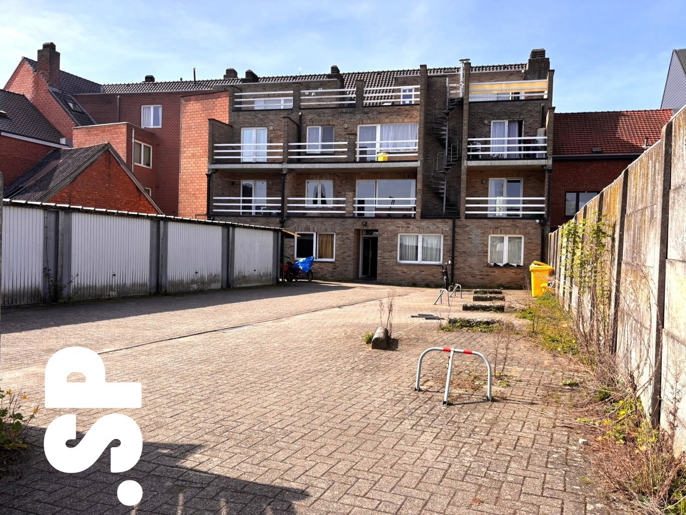 Afgesloten garage met witte kantelpoort gelegen nabij het centrum van Geel. - foto 4