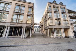 A 200m de la Grand Place, dans une cour intérieure au calme, lumineux appartement dans une copropriété bien gérée.L'appartement est composé d'un hall...