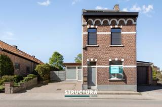 Ontdek deze karaktervolle woning in het centrum van Mollem, waar ruimte, potentieel en een aangename ligging hand in hand gaan. De woning werd...