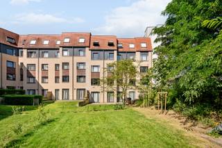 Gelegen in een rustige en gegeerde woonwijk, op wandelafstand van het Roodebeekpark, de Europese School, tal van winkels, openbaar vervoer en met een vlotte verbinding naar de E40, bevindt zich dit ruime en lichtrijke appartement op de eerste verdieping van een recent gebouw uit 2009.<br /><br />De royale leefruimte met grote raampartijen baadt in het natuurlijke licht en geeft rechtstreeks toegang tot een aangenaam terras. De volledig ingerichte open keuken sluit naadloos aan op de woon- en eetkamer en creëert een moderne en gezellige leefomgeving.<br /><br />Het appartement beschikt over drie volwaardige slaapkamers (+/-14m2, +/-10m2 en +/- 10m2), een badkamer met ligbad, een aparte douchekamer, een afzonderlijk toilet en een praktische berging met aansluiting voor een wasmachine.<br /><br />Dankzij het gunstige EPC-label B geniet u van een energiezuinige woning met hedendaags wooncomfort. Het gebouw is uitgerust met een lift en bovendien beschikt het appartement over een privatieve parkeerplaats en een kelderberging.<br /><br />Het appartement is momenteel verhuurd en biedt een aantrekkelijk huurrendement, waardoor het zowel voor investeerders als voor wie op zoek is naar een kwalitatieve woning een interessante opportuniteit vormt.<br /><br />**Troeven**<br /><br />* EPC-label B<br />* Elektriciteit conform<br />* Recent gebouw (2009)<br />* Drie volwaardige slaapkamers<br />* Ruim terras<br />* Privatieve parkeerplaats en kelder<br />* Lift aanwezig<br />* Uitstekende ligging nabij de Europese School, Roodebeekpark, winkels, openbaar vervoer en de E40<br /><br />Interesse? Maak eenvoudig uw afspraak via WWW.WOONVAST.BE of neem contact op met Morgane via morgane@woonvast.be of 0498 69 61 75.