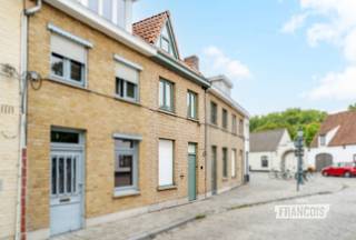 Op een aantrekkelijke ligging op het Eiland in Brugge vinden we deze charmante woning waar binnen- en buitenleven naadloos in elkaar overvloeien. Dankzij de nieuwe overkapping aan de buitenruimte, die rechtstreeks aansluit op de leefruimte en grenst aan het water, geniet je hier het hele jaar door van een bijzonder aangename woonbeleving.<br /><br />Bij het binnenkomen wordt je verwelkomd in een open leefruimte waarin zit- en eetplaats samenkomen. De centrale keuken vormt het hart van de woning en zorgt voor een gezellige verbinding tussen de verschillende leefzones. Vanuit de eetplaats is er een directe overgang naar de buitenruimte. De nieuwe overkapping maakt van deze plek als het ware een verlengde van de woning.<br /><br />Op de eerste verdieping bevindt zich een slaapkamer met eigen badkamer, een nachthal en een tweede badkamer. Een verdieping hoger vinden we een tweede slaapkamer, die kan worden ingericht als master bedroom, kinderkamer, hobbyruimte of thuiswerkplek.<br /><br />Interesse? Neem dan nu contact op met Kenjiro via 0495 64 69 95 of waeles@immofrancois.be! <br /><br />