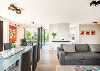 <strong>Koksijde-Bad, Residentie Zeewolf, Prachtig luxueus penthouse met hoogstaande afwerking en zonnig terras, gelegen op de 3e verdieping met lift.</strong><br /><br />Bestaande uit: inkomhall met ingemaakte vestiairekasten, afzonderlijk toilet, lichtrijke en ruime woonkamer met zonnig terras met zicht op het groen en veel privacy, moderne ingerichte keuken met eiland voorzien van alle toestellen, master bedroom met ingemaakte kasten en ensuite badkamer met ligbad en wastafel in meubel, tweede slaapkamer met ingemaakte kasten en ensuite badkamer met inloopdouche en wastafel in meubel, afzonderlijke berging met aansluiting wasmachine en droogkast. Mogelijkheid tot het aankopen van 2 garages in de residentie. Gemeenschappelijke fietsenstalling in de residentie.<br /><br /><strong>Het residentiële appartement is tot in de kleinste details afgewerkt en is heel praktisch ingericht. Dankzij de terrassen rondom het appartement kunt u de hele dag van de zon genieten. Het appartement is rustig gelegen vlakbij zee en is voorzien van de modernste technieken (bouwjaar 2020). </strong>