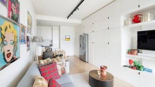 Leuk en instapklaar appartement met 1 slaapkamer, gelegen op de mooie Rederskaai te Zeebrugge. Een aantrekkelijke locatie voor jong en oud, waar u kunt genieten van een mooie wandelboulevard langs het water. Een heerlijke promenade aan de zonnekant met de aangemeerde zeilboten als uitzicht. Puur genieten.<br /><br />Alle belangrijke voorzieningen (winkels, horeca, openbaar vervoer, …) in een straal van 500 meter.<br /><br />Indeling: ruime inkomhal met gastentoilet en ingebouwde vestiaire, een mooie leefruimte met een op maat gemaakte kastenwand en tv-voorziening, een verzorgde open keuken, een badkamer met douche en een volwaardige slaapkamer. Grenzend aan de leefruimte nog een knus terras vol in de zon. <br /><br />Private kelderberging en 3 fietshaken inbegrepen in de prijs. <br />Autostaanplaats in het gebouw aan te kopen mits meerprijs.<br /><br />Conforme elektriciteitskeuring en vrij bij akte.<br />Kortom: u kunt onmiddellijk en vooral zorgeloos genieten van deze mooie investering.<br /><br />Wenst u een vrijblijvend bezoek of meer informatie?<br />Contacteer Sacha Vanrafelghem op GSM 0487/43.79.10.