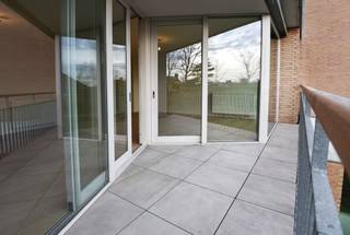 <p><strong>Exclusieve assistentiewoning op toplocatie in het hart van Oostduinkerke</strong></p>
<p>In de gezellige dorpskern van Oostduinkerke bevindt zich deze recente en uiterst rustig gelegen assistentiewoning, waar comfort, veiligheid en een hoogwaardige dienstverlening centraal staan.</p>
<p>Het appartement omvat een inkomhal met gastentoilet, een lichtrijke leefruimte die uitgeeft op een aangenaam terras, een volledig ingerichte keuken, een ruime slaapkamer en een grote badkamer voorzien van onder meer een tweede toilet.</p>
<p>Bewoners genieten van een uitgebreid diensten- en zorgaanbod, gecombineerd met uitstekende ontspanningsfaciliteiten. <br />Het complex beschikt onder meer over een verwarmd binnenzwembad, sauna, hammam, fitnessruimte en diverse stijlvolle gemeenschappelijke ruimtes die ontmoeting en gezelligheid bevorderen.</p>
<p>Dankzij de interessante fiscale voordelen vormt deze assistentiewoning bovendien een aantrekkelijke investering. Het appartement is momenteel verhuurd, wat deze eigendom extra interessant maakt als zorgeloze opbrengsteigendom.</p>
<p>Gelegen op <strong>A. Boudrystraat, 8670 Oostduinkerke</strong>, biedt deze residentie een unieke combinatie van rust, comfort, luxe en een centrale ligging op wandelafstand van winkels, horeca en alle dagelijkse voorzieningen.</p>
<p><strong>Verkoop via prijs op aanvraag. Elk ernstig bod wordt ter beoordeling voorgelegd aan de verkoper.</strong></p>
<p>Interesse in deze unieke opportuniteit? Neem vrijblijvend contact op met <strong><span><span>Frank Verschoore</span></span></strong> via <strong>0484 74 44 59</strong> voor meer informatie of het inplannen van een bezoek.</p>
