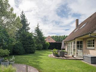 <strong>Vrijstaande gezinswoning op een perceel van 1.072 m², nabij Lochristi centrum</strong><br /><br />Gelegen in tweede bouwzone op een perceel van maar liefst 1.072 m², geniet deze charmante woning van een rustige en groene ligging. De volgroeide tuin met gunstige oriëntatie biedt alle privacy, terwijl het centrum van Lochristi en de belangrijkste invalswegen op korte afstand liggen.<br /><br />De woning, gebouwd in 2002 is uitstekend onderhouden, en biedt 169 m² bruikbare oppervlakte. De leefruimte met open keuken vormt het hart van de woning en sluit mooi aan op de tuin. Verder beschikt het gelijkvloers over een praktische berging en een aparte bureauruimte. Op de verdieping bevinden zich drie volwaardige slaapkamers en twee badkamers, De doordachte indeling en de mooie connectie met de tuin maken van dit huis een aangename gezinswoning.<br /><br />Verder werd de woning uitgerust met een warmtepomp, zonnepanelen en airconditioning, wat resulteert in een gunstige EPC B-score van 122 kWh/m² jaar.<br /><br /><strong>Een unieke opportuniteit voor wie op zoek is naar een instapklare gezinswoning waar rust, ruimte en energiezuinigheid hand in hand gaan op een gegeerde locatie in Lochristi.</strong>