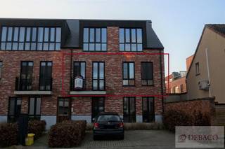 Ruim en verzorgd nieuwbouwappartement met twee slaapkamers op de eerste verdieping.Dit appartement bestaat uit een inkomhal met gastentoilet en...