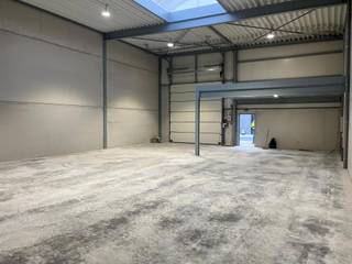 Modern magazijn 216m² te Ranst.Met mezzanine van 30m² voor extra stockage.2 parkeerplaatsenVolledig instapklaar...