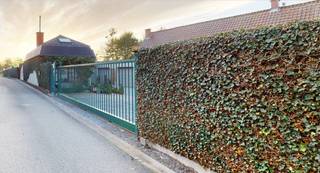 Nabij verscheidene invalswegen treffen we deze beide woningen op mooie percelen aan. De verkoop is inclusief beide woningen en een mogelijkheid tot...